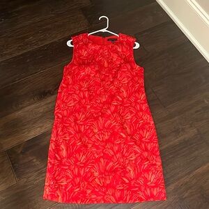 Beautiful Banana Republic shift dress will wow your friends and family. A line